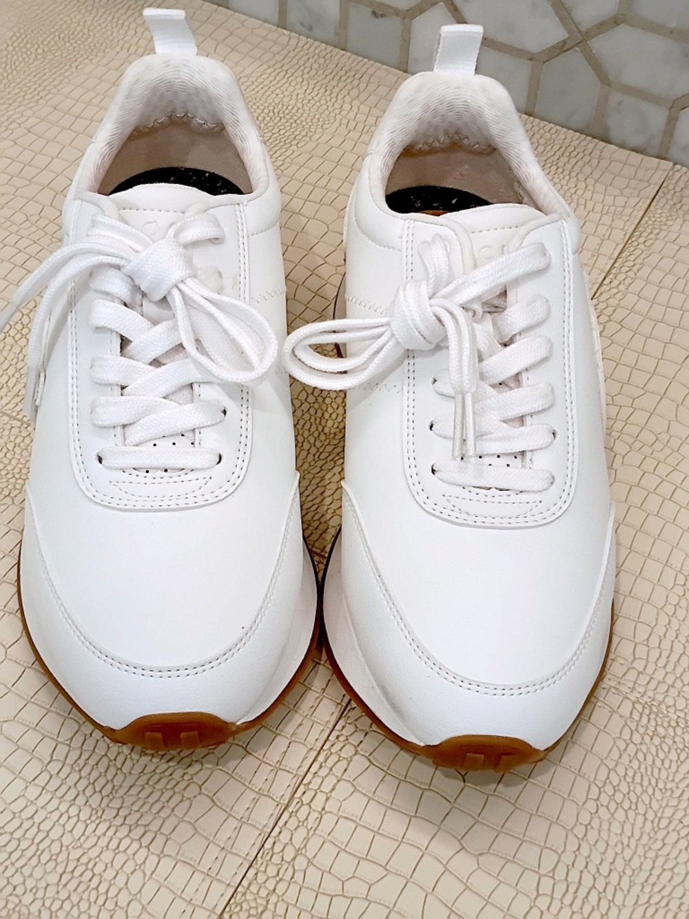 NWOB (New) LOCI Athelic Shoe White Size 39 EU